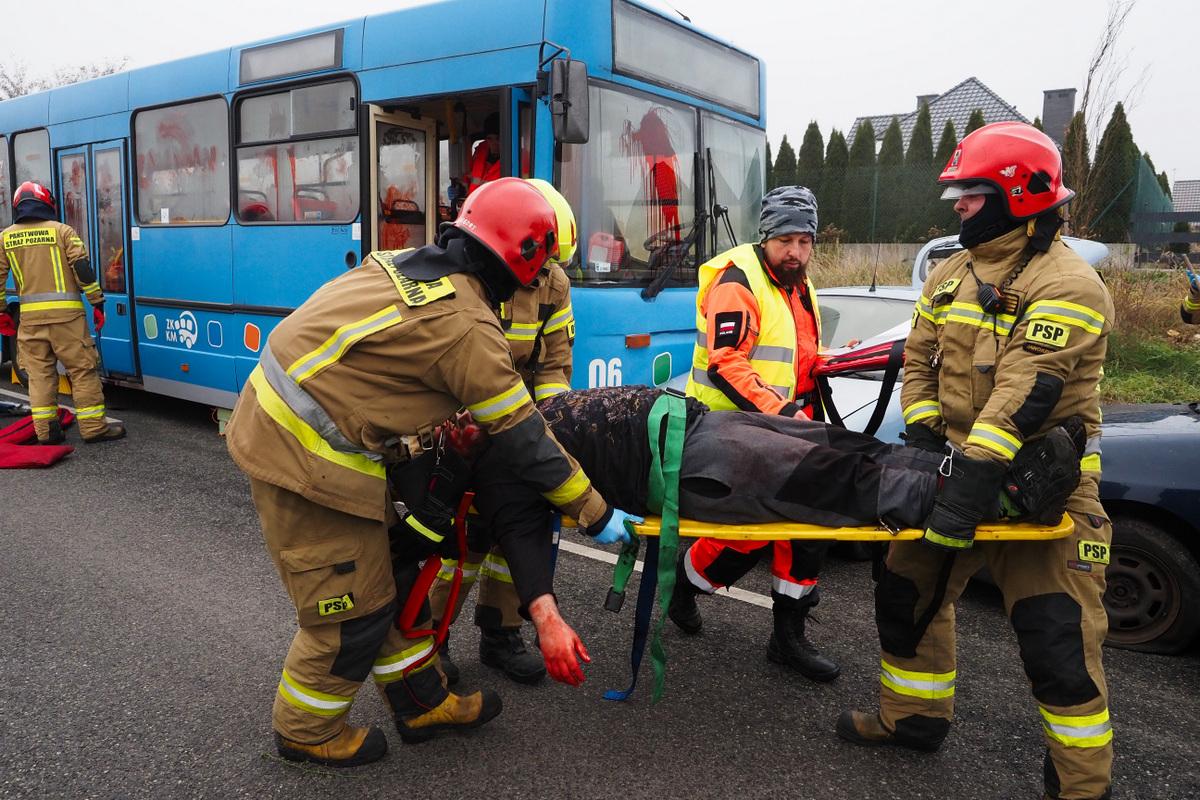 Wypadek z dużą liczbą poszkodowanych w Jaworznie – ćwiczenia służb mundurowych