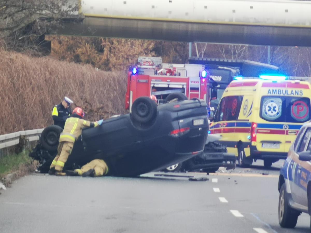 Czołowe zderzenie na obwodnicy. Auto dachowało, a kierowca mógł być pijany