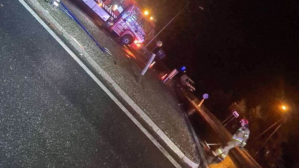 Kolizja dwóch samochodów na ul. Karwety spowodowała uszkodzenie sieci światłowodowej