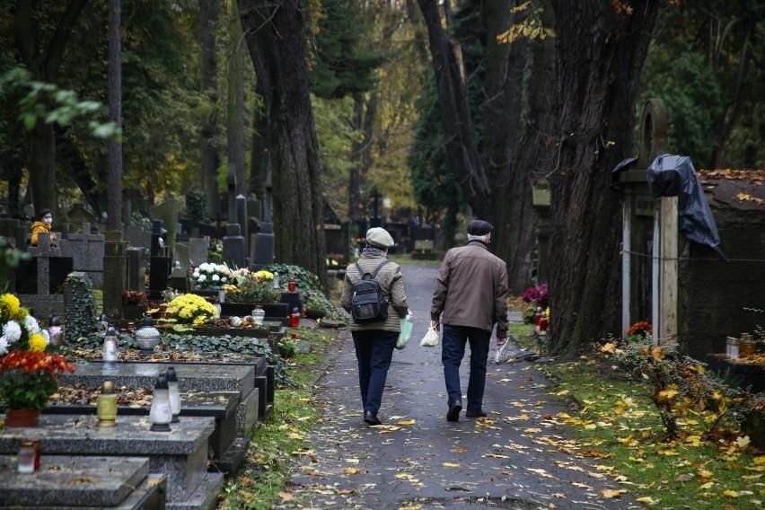 Ile kosztuje pomnik na cmentarzu 2022? - jak wyglądają wzory ekskluzywnych i nowoczesnych pomników cmentarnych?