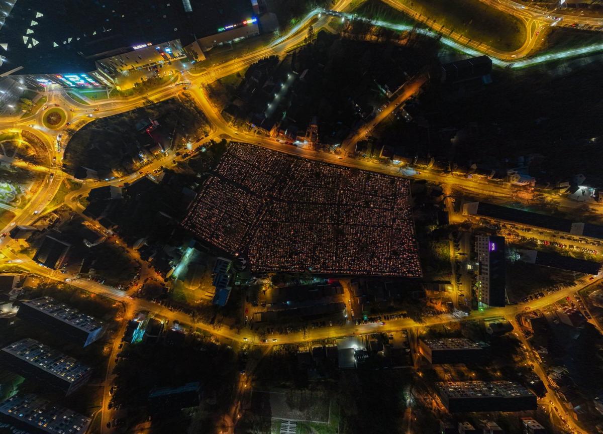 Dzień Wszystkich Świętych - Cmentarz Pechnicki po zmroku (galeria)