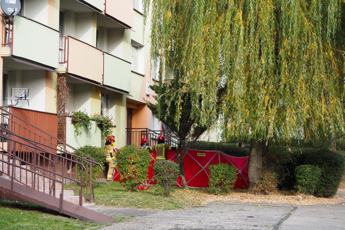 Tragiczny wypadek. 38-letni mężczyzna wypadł z balkonu na czwartym piętrze