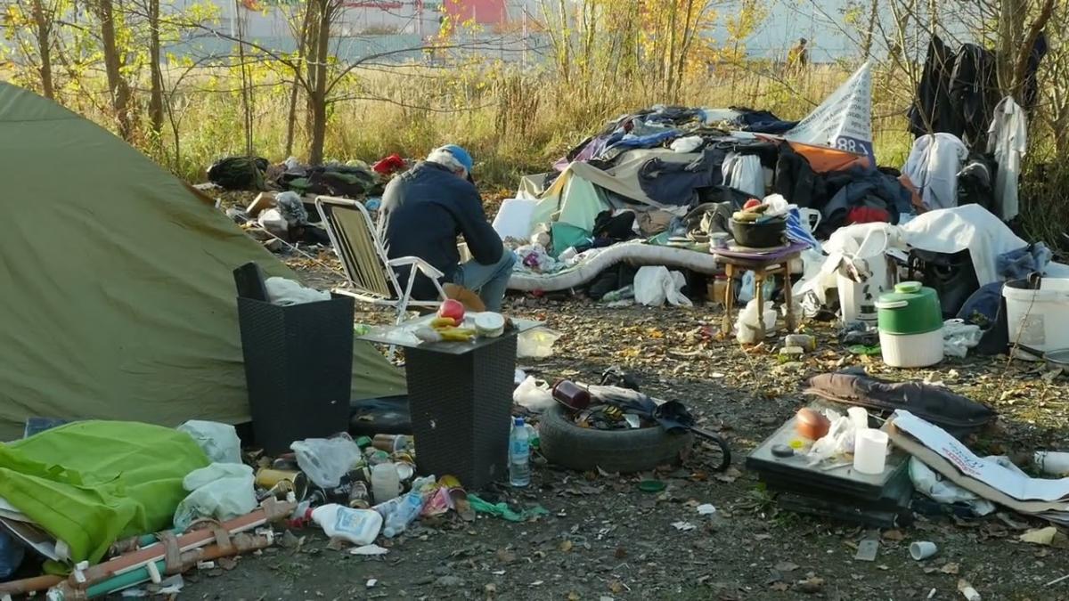 Bezdomny mieszka w namiocie póki jeszcze jest ciepło. 72-letni Pan Jerzy miesza tu z kolegą