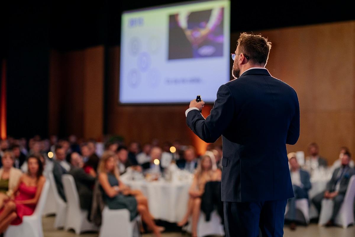 Konferencje biznesowe dla firm – dlaczego warto je organizować?