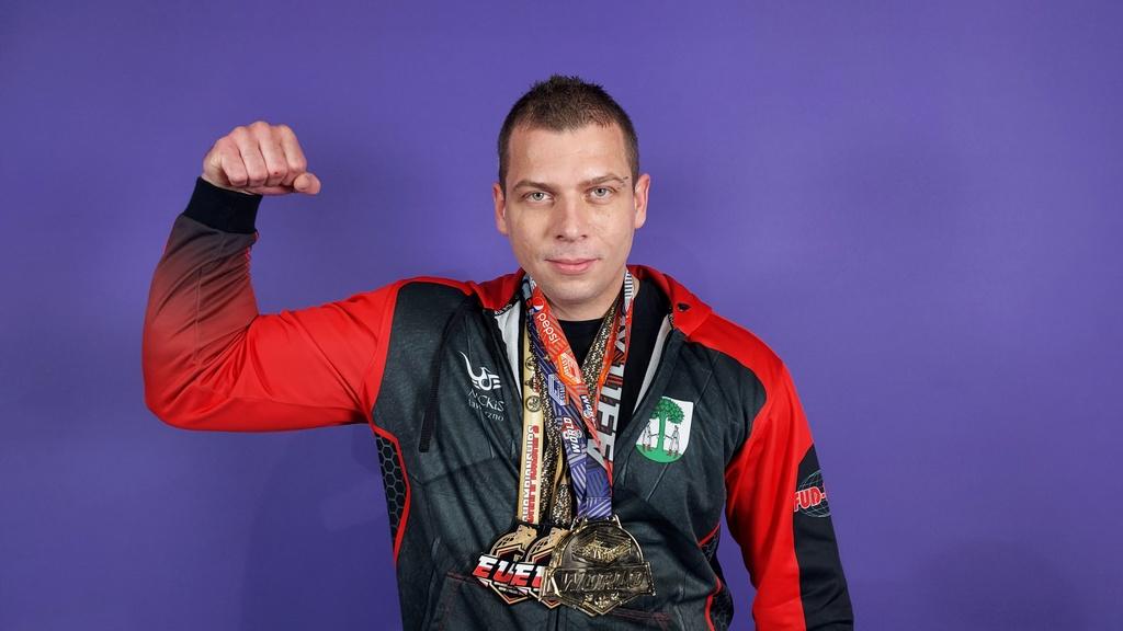 Adrian Zgórzyński to najlepszy armwrestler na świecie, który łamie przeciwnikom ręce