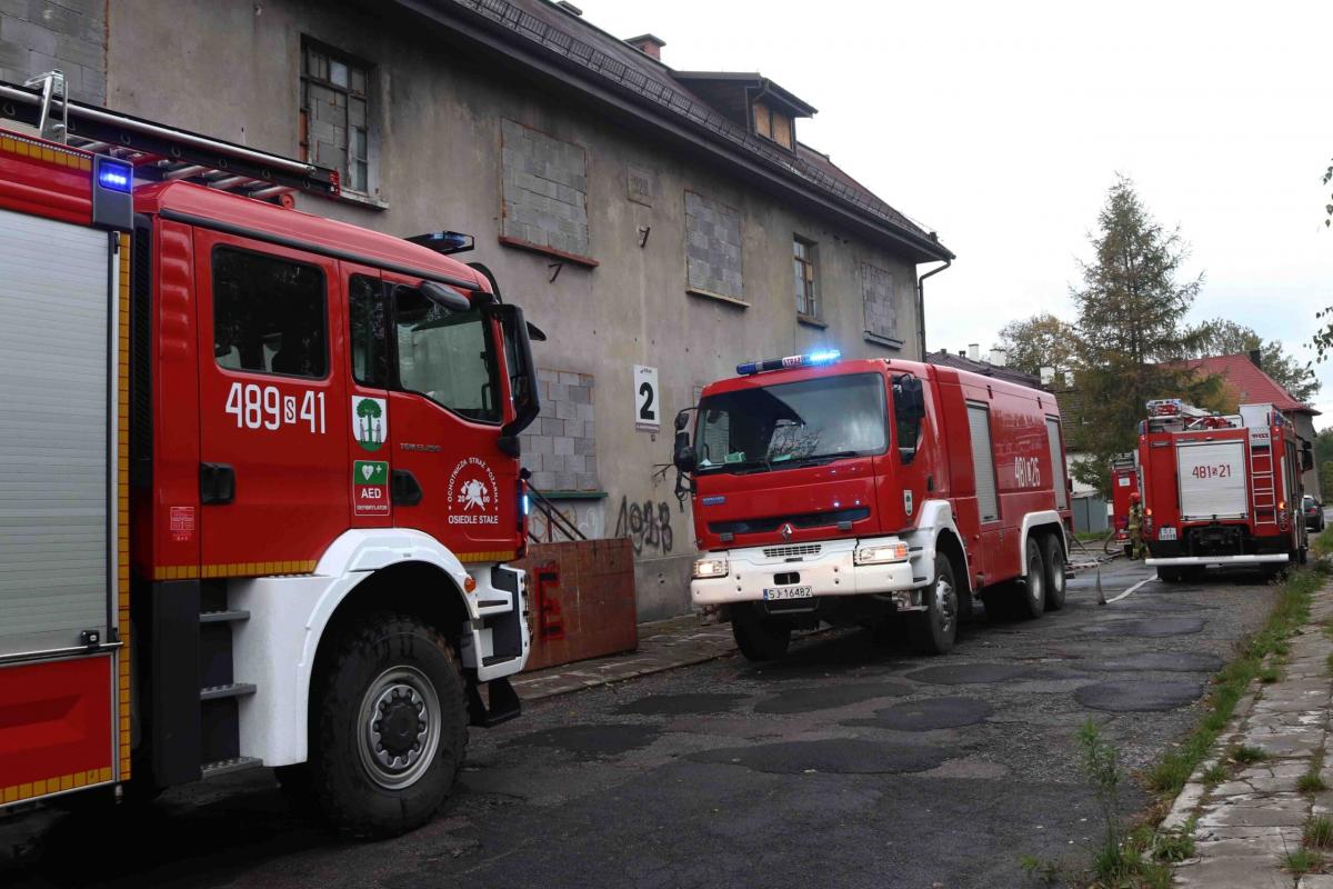 5 zastępów straży pożarnej gasiło pożar pustostanu na Pieczyskach