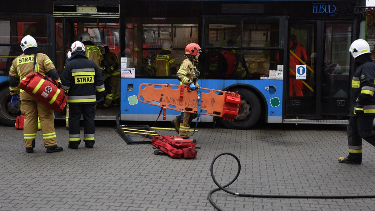 Strażacy pozorowali wypadek autobusu z osobówką w ramach ćwiczeń