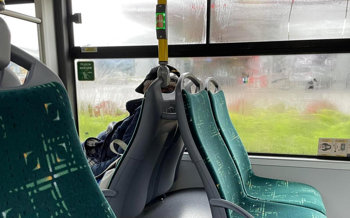 List: Dlaczego autobusami jeżdżą bezdomni? Nie da się wytrzymać