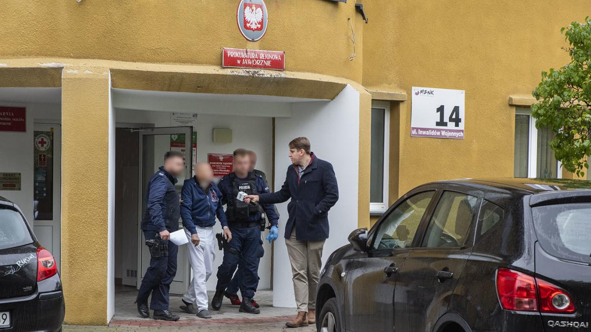 64-latek dźgnął nożem swoją żonę