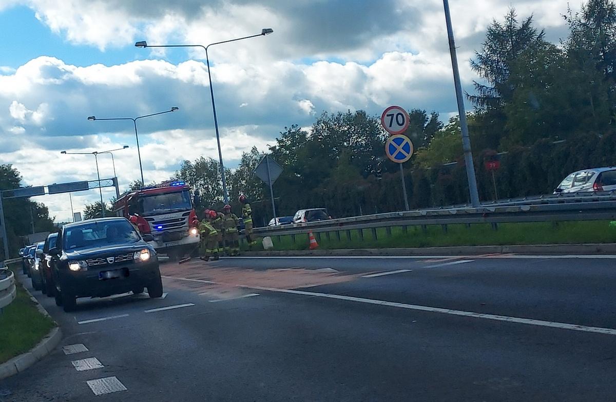 Plama na obwodnicy Jaworzna usunięta przez strażaków