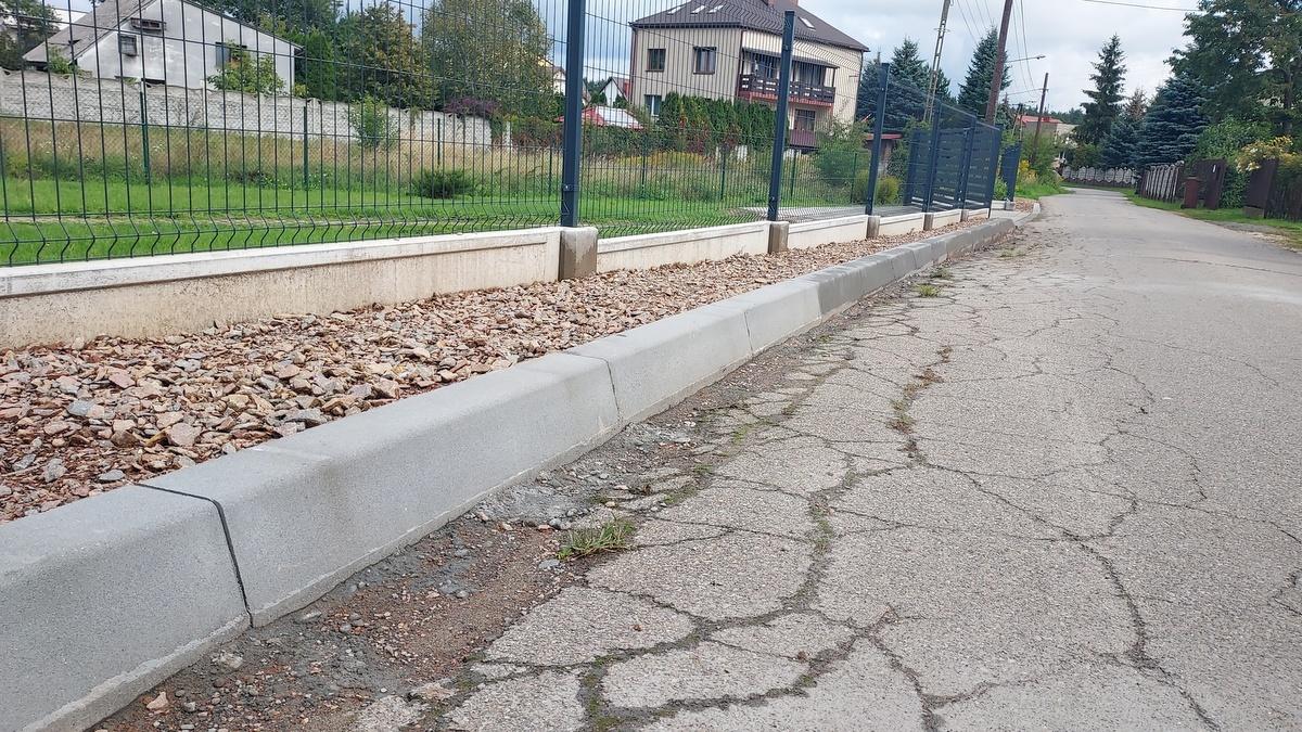 Postawili krawężnik w 3 dni bez konsultacji z mieszkańcami