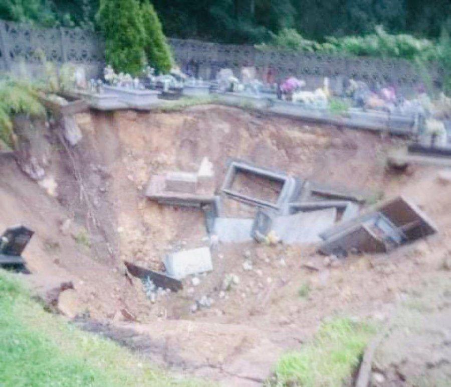 Zniszczone groby. Ziemia zapadła się pod cmentarzem