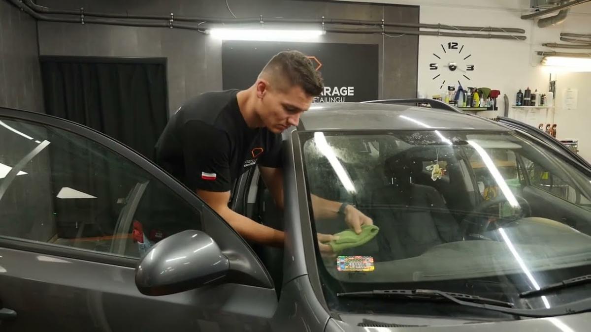 Jak szybko usunąć naklejki z nr rejestracyjnym na szybie - Nie trzeba jej mieć