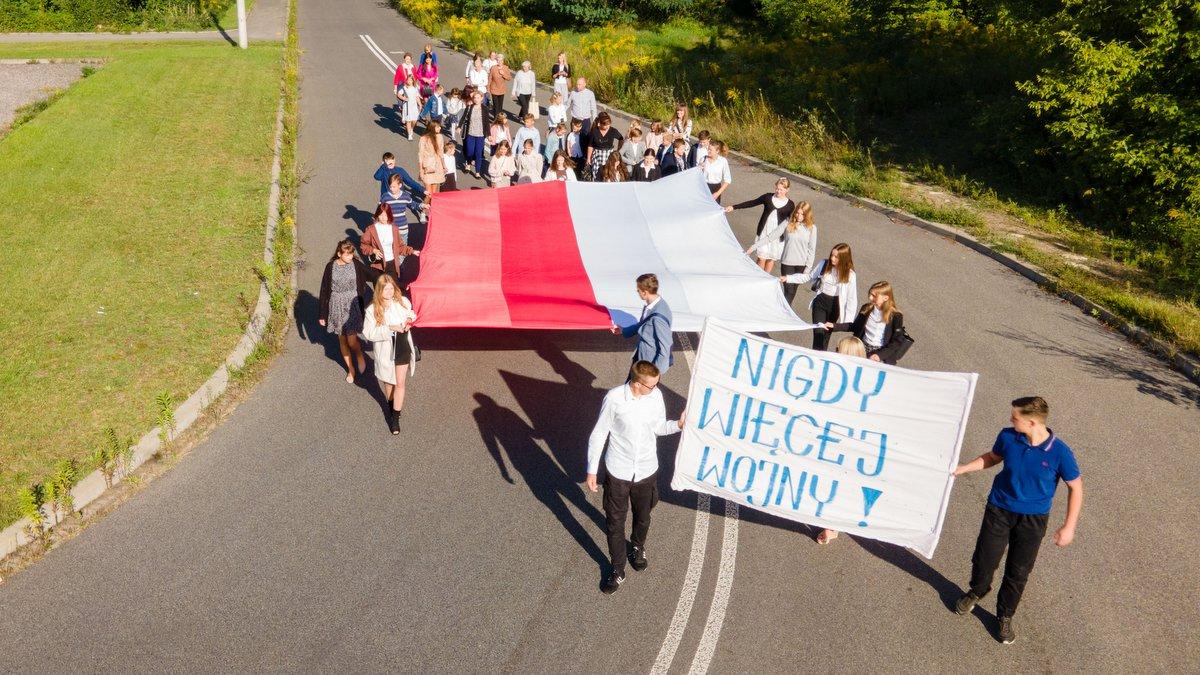 Przeszli ulicami Pieczysk z gigantyczną flagą, aby uczcić walczących o Polskę