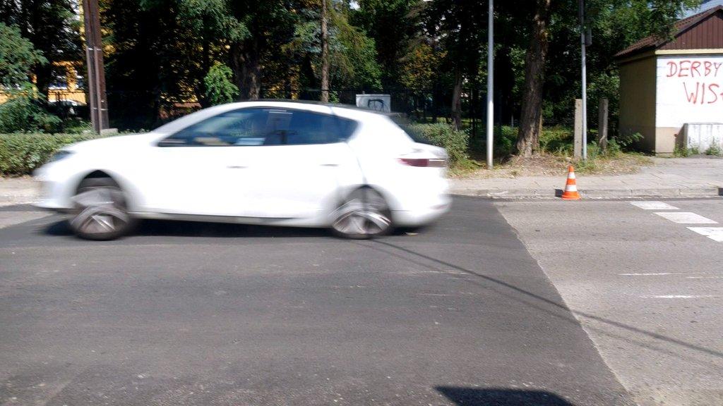 Zamiast hamować, wyskakują na progu zwalniającym
