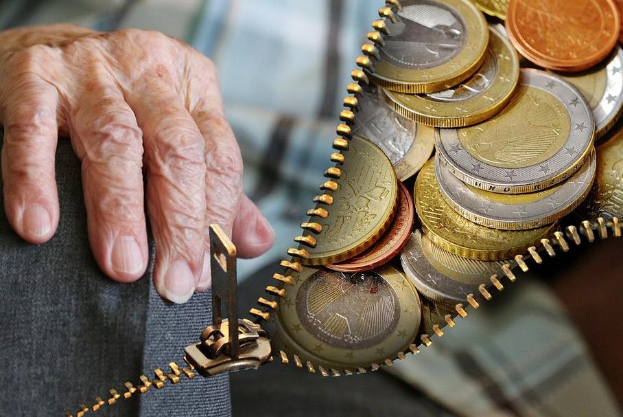 Nie daj się oszustom – wypłata „czternastki” bez wniosku
