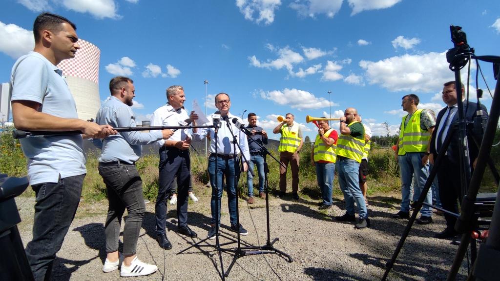Briefing prasowy przed blokiem 910 MW zakłócony. Doszło do mocnej wymiany zdań