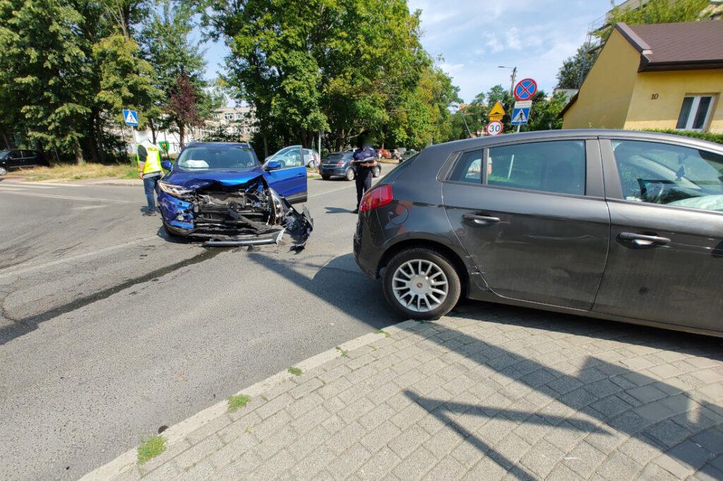 Kolizja na Osiedlu Stałym dwóch samochodów osobowych. Nikomu nic się nie stało