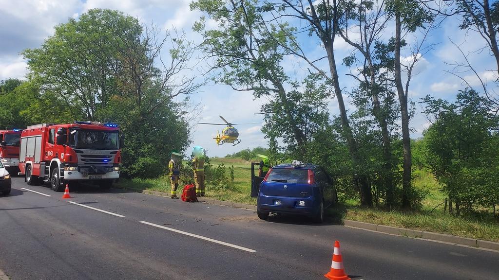 Niebezpieczne zdarzenie drogowe na Górze Piasku. Lądował helikopter LPR