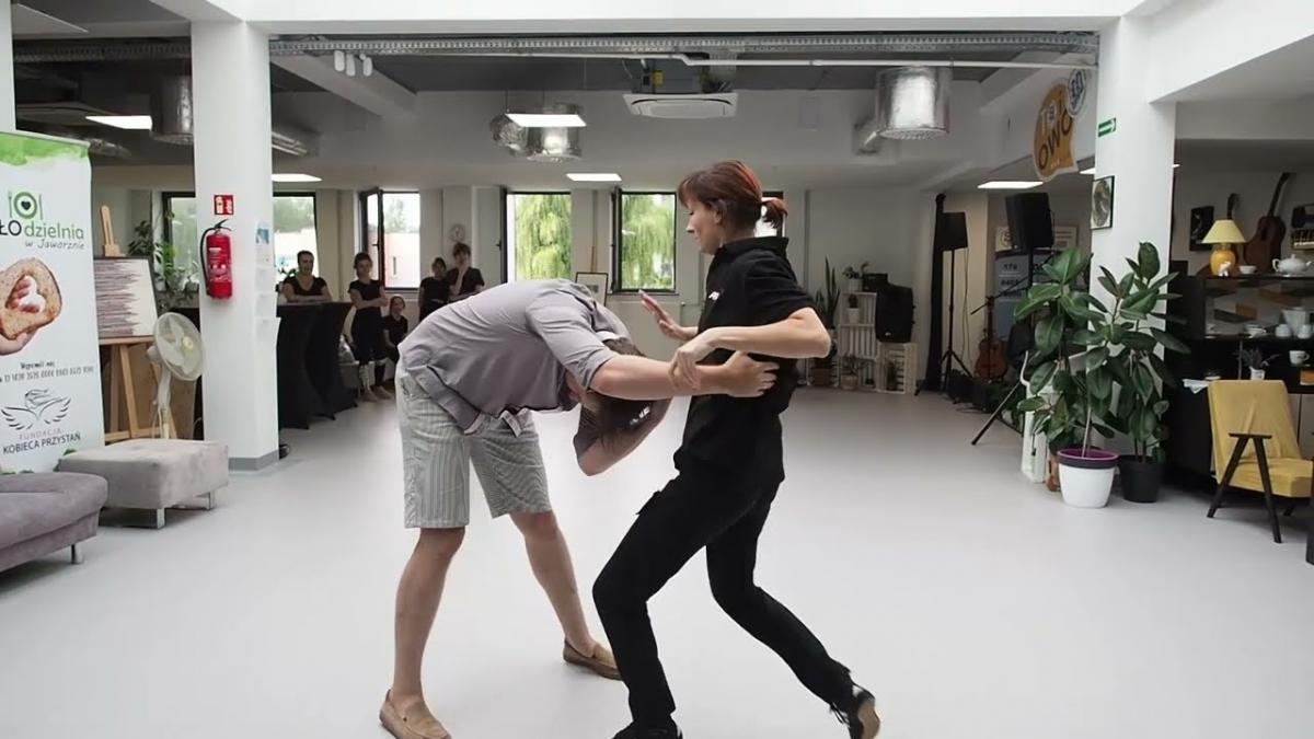 Drobna kobieta rzuca dziennikarzem o ziemie - warsztaty z Krav Maga w Klubie To i Owo
