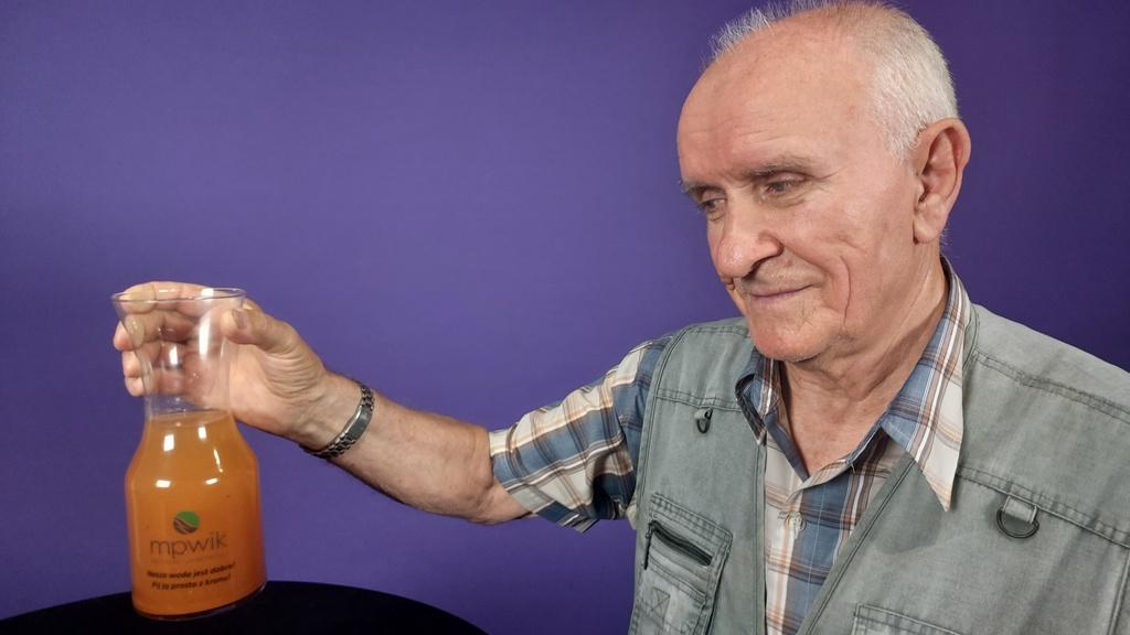 Woda z kranu jest brązowa i ma dziwny osad, mieszkaniec nie zgłosił tego jednak Wodociągom Jaworzno