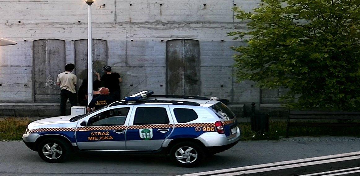 Malowali graffiti w centrum Jaworzna i zostali złapani na gorącym uczynku