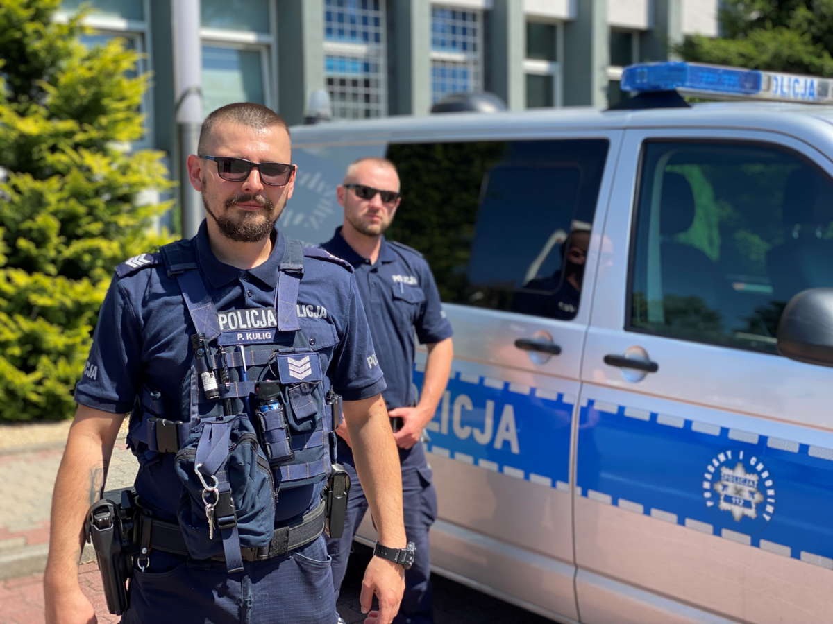 Chciał skoczyć z okna wieżowca — uratowali go jaworzniccy policjanci