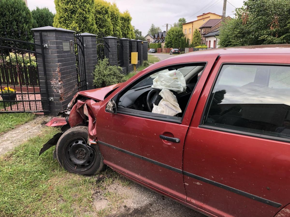Wjechał w ogrodzenie i uciekł. Właściciel posesji poszukuje świadków