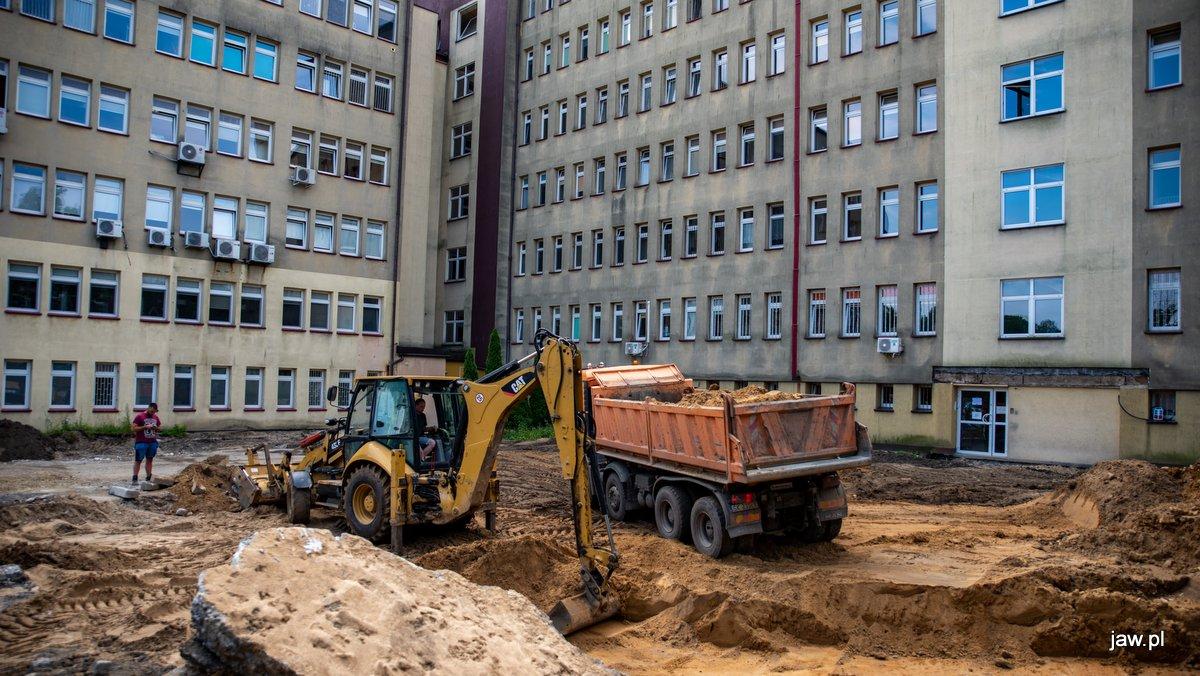 Remont przed Szpitalem w Jaworznie. Powstaje nowy Odział Przyjęć