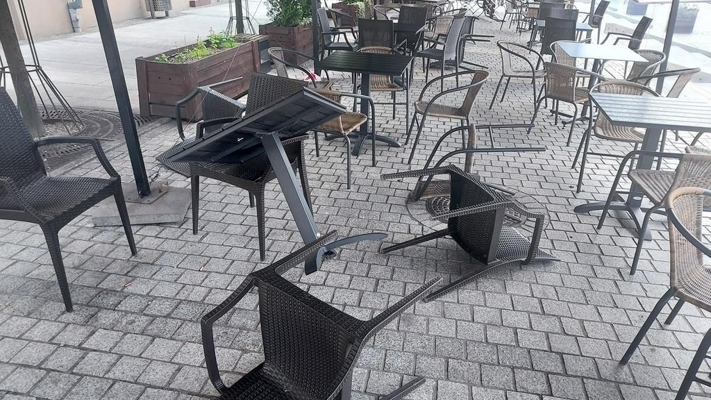 Ktoś zdewastował ogródki gastronomiczne lokali na rynku w Jaworznie — policja szuka sprawców