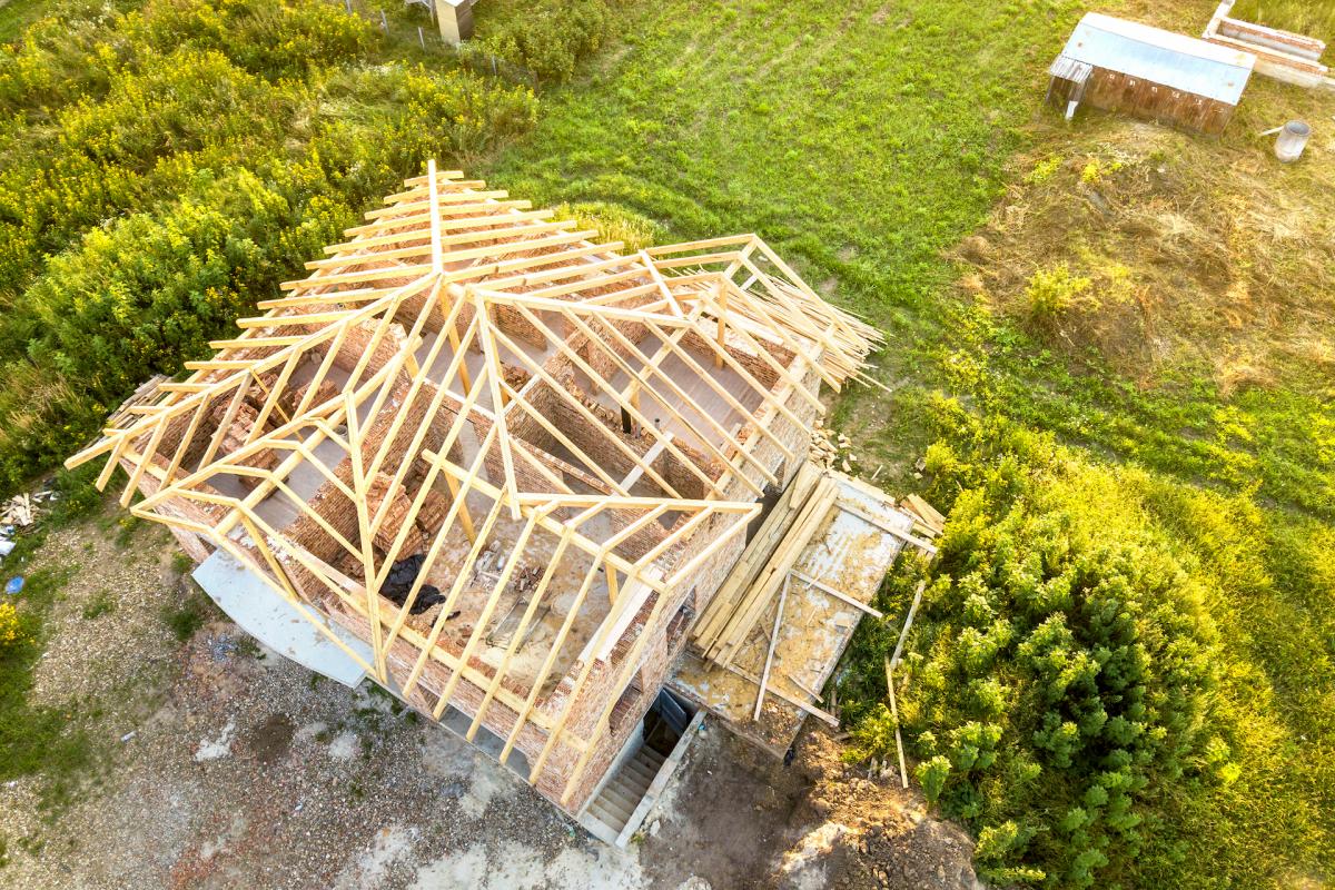 Wiązary dachowe – zalety dachów prefabrykowanych