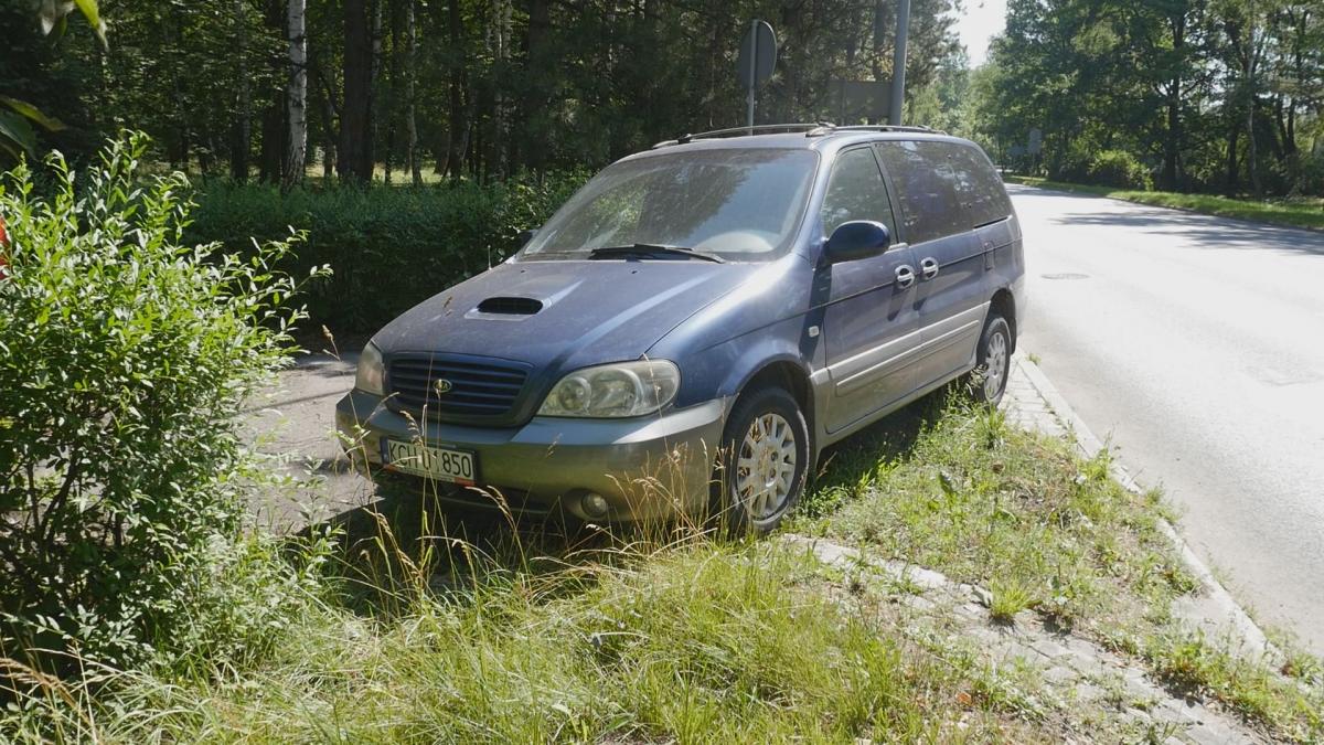 Pozostawiona KIA zaśmieca Jaworzno — Policja ustala okoliczności