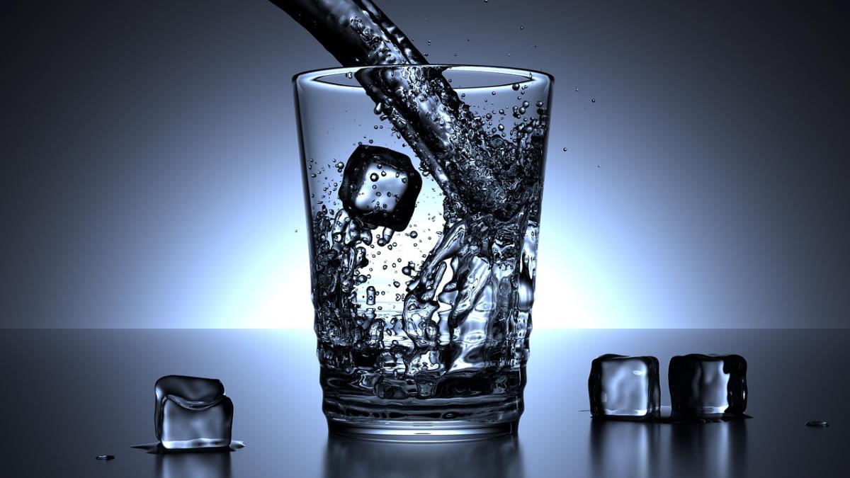 Dlaczego warto zainwestować w dystrybutory wody do biura?