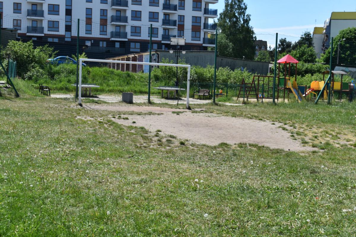Rodzice boją się o swoje dzieci. Boisko na Gigancie wymaga naprawy