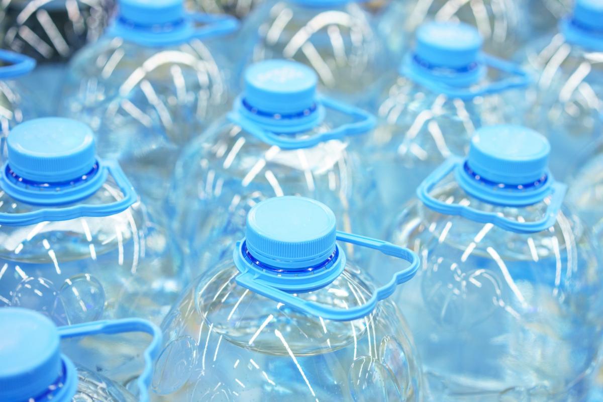Jak wygląda proces produkcji opakowań z plastiku?