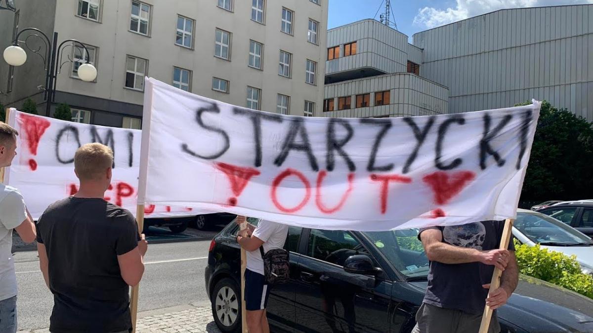 Kolejarze protestowali przed urzędem marszałkowskim. Chcą dymisji Dariusza Starzyckiego