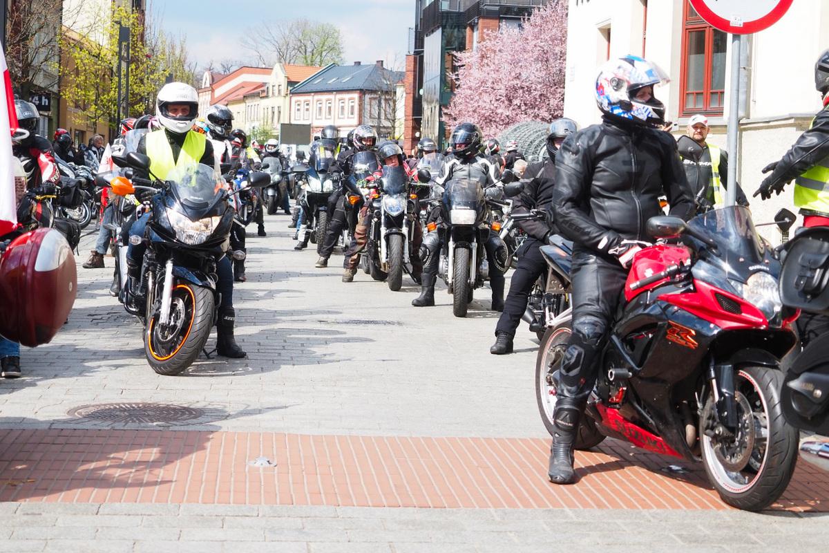 Policjanci zabezpieczali rozpoczęcie sezonu motocyklowego w Jaworznie