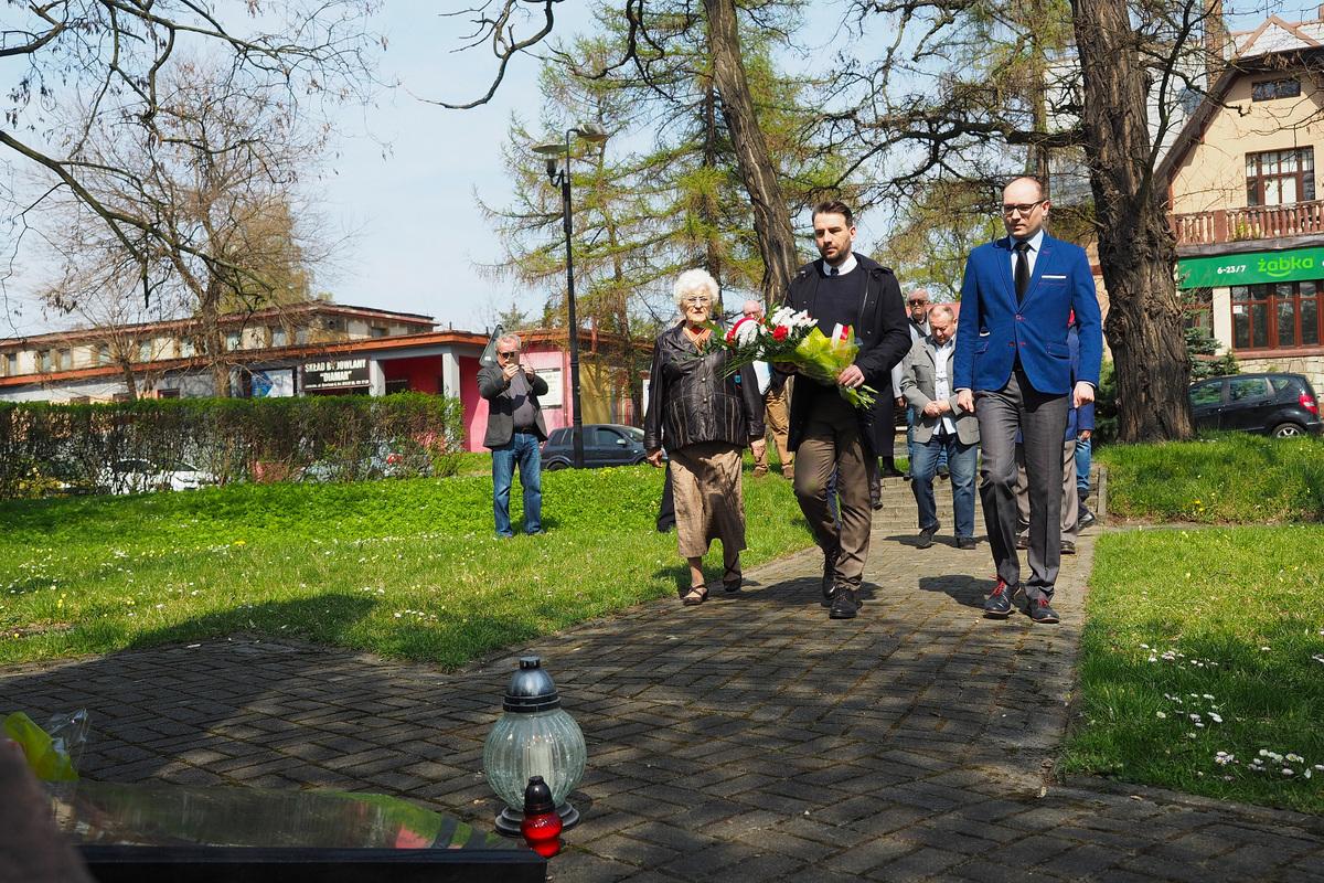 1 Maja Nowa Lewica złożyła kwiaty pod pomnikiem ofiar