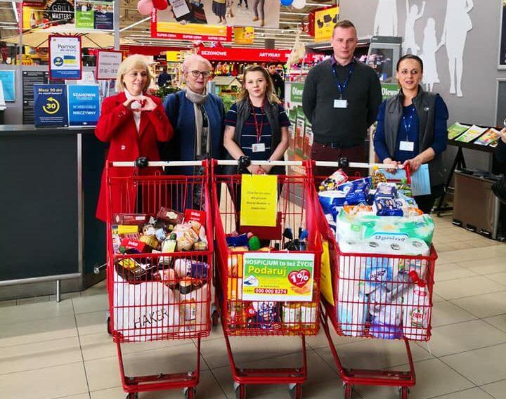 Pracownicy Carrefoura przekazali pomoc ze zbiórki dla jaworznickiego hospicjum