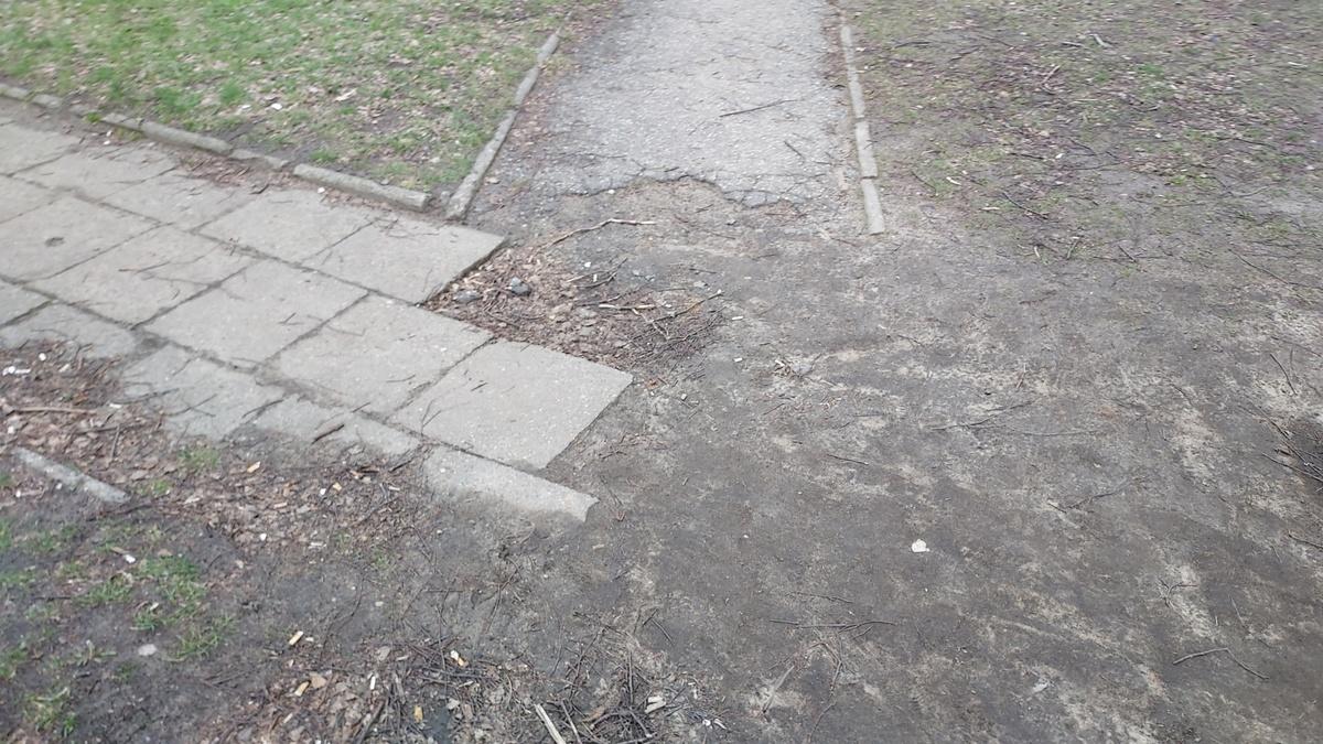 Był chodnik, a teraz go nie ma. Mieszkańcy ul. Radosnej nie rozumieją komu on przeszkadzał