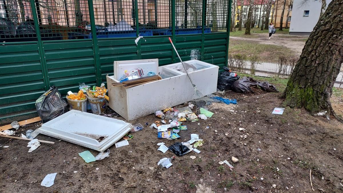 Śmietnik przy ul. Powstańców Śląskich wygląda jak nielegalne wysypisko śmieci