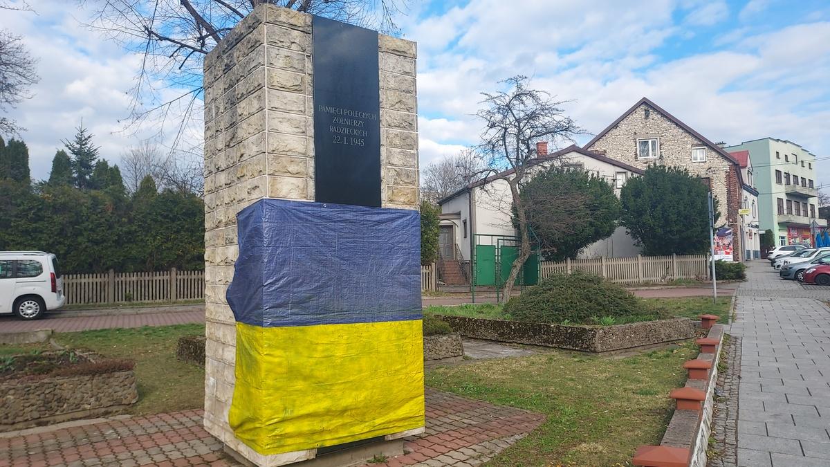 Ukraińska flaga zawisła na pomniku pamięci żołnierzy radzieckich