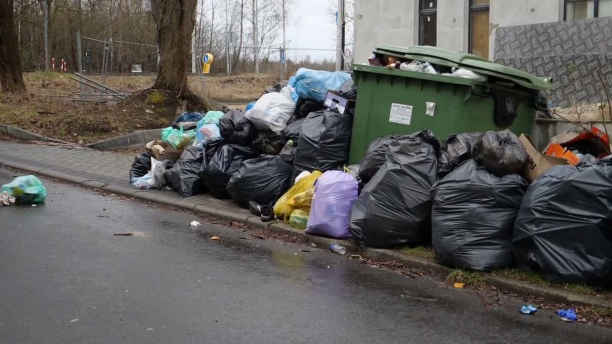 Sterta śmieci zalega na ul. kpt. Karola Pniaka. Nikt z tym nic nie robi