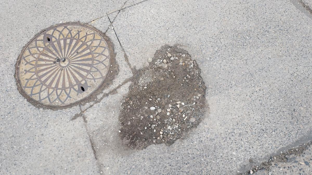 Dziura w asfalcie na ulicy Brodzińskiego sieje spustoszenie