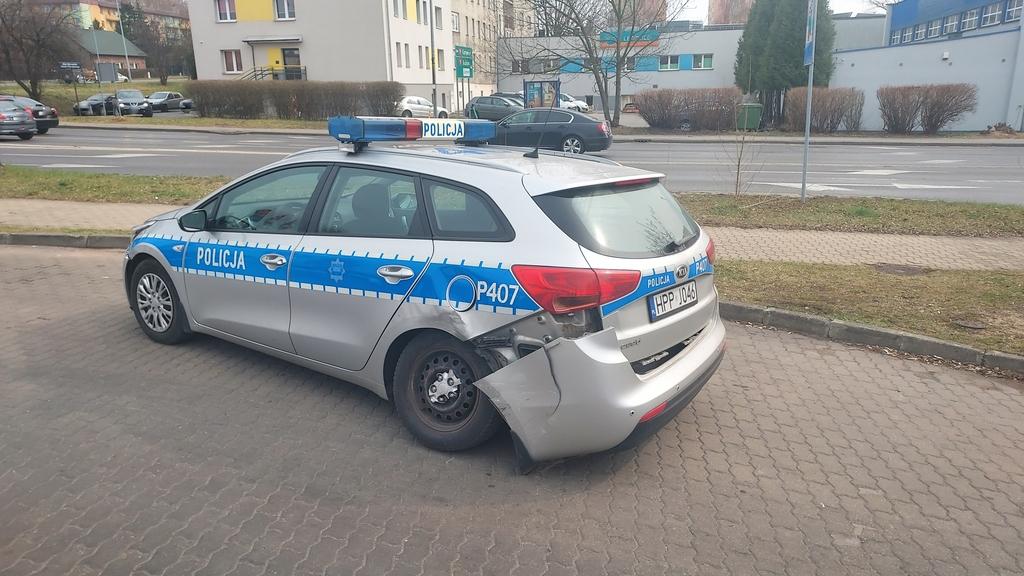 Policyjny radiowóz na sygnale sprawcą kolizji