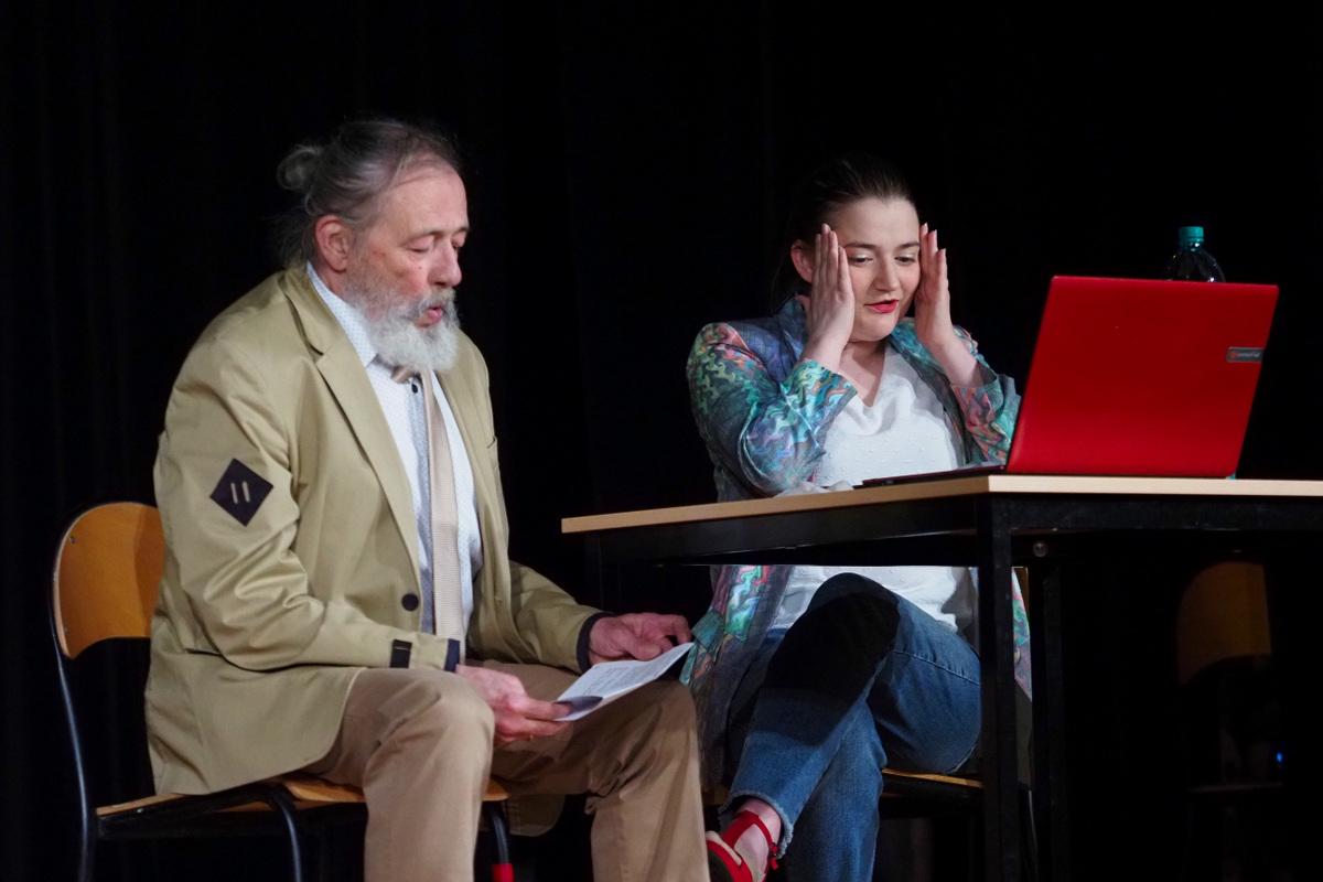 Kabaret „Przy pałacu” na deskach DK w Szczakowej