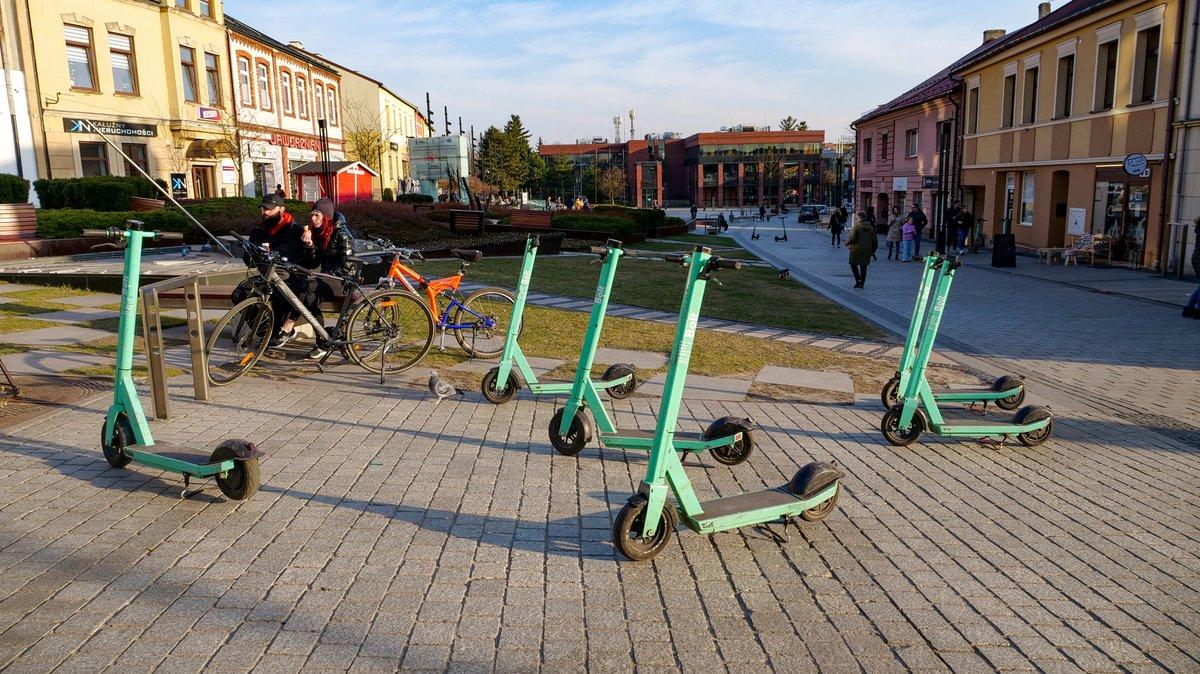 Hulajnogi opanowały centrum Jaworzna. Czy nie jest ich za dużo?