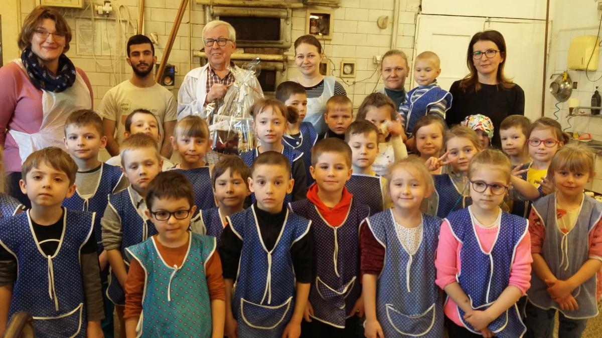 Dzień piekarza w piekarni Stanisława Bigaja. Odwiedziny przedszkolaków i gości z Ukrainy