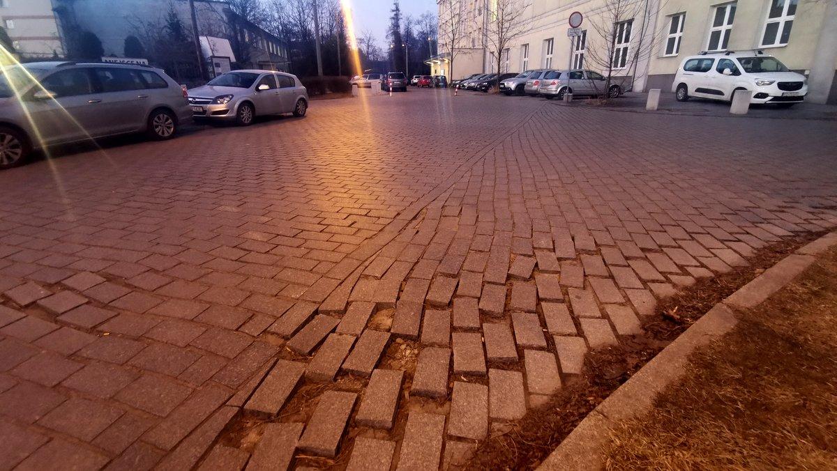 Kolejna wątpliwa jakość wykonania drogi. Kostka przy MDK się rozpada