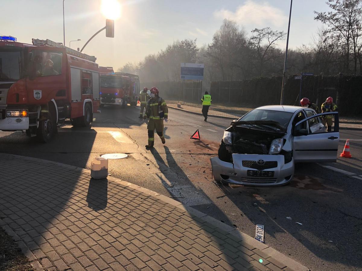 Na skrzyżowaniu kolizja 3 samochodów osobowych